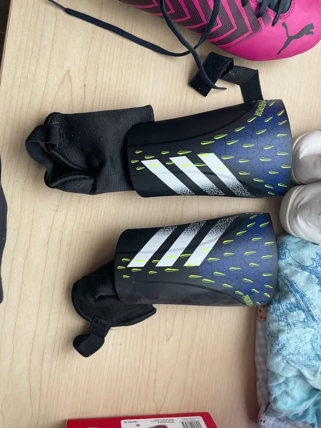 Size 6 1/2 soccer cleats with kneepads image indicator(2)