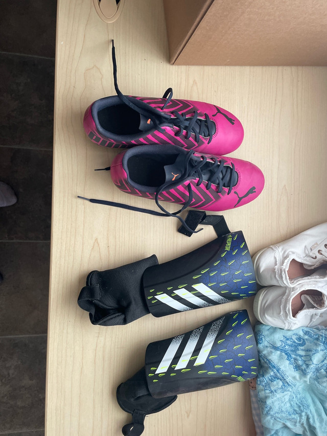 Size 6 1/2 soccer cleats with kneepads - photo 3