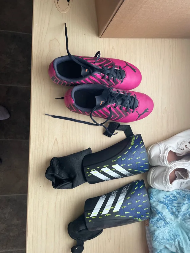 Size 6 1/2 soccer cleats with kneepads image indicator(3)