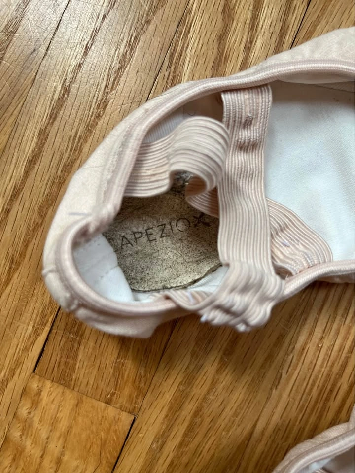 Kids Capezio Ballet Shoes - size 5M - photo 4