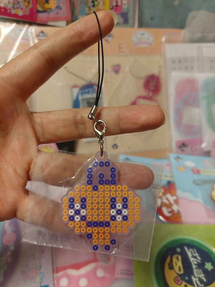 🏈 Tamagotchi Raffle Prize F - Glitter Pixel Memetchi Keychain - photo 3