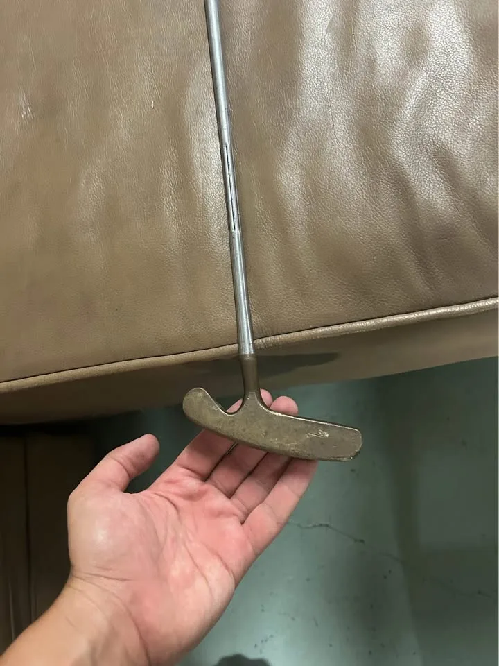 LH Acushnet Bulls Eye Putter image indicator(3)