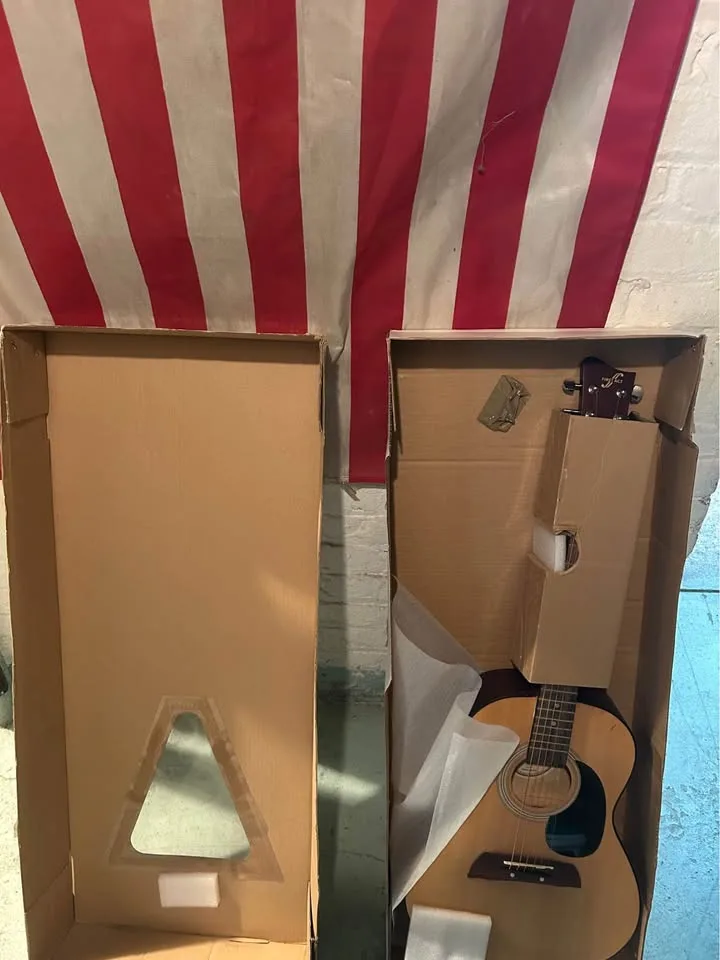 Adam Levine First Act Acoustic Guitar Pack image indicator(2)