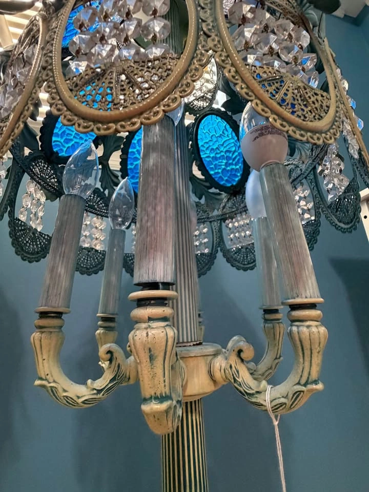 Pair of vintage Hollywood Regency style ornate metal lamps - photo 2