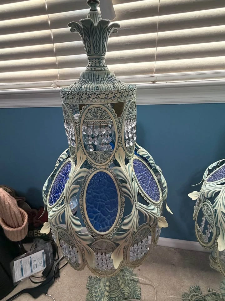 Pair of vintage Hollywood Regency style ornate metal lamps - photo 4