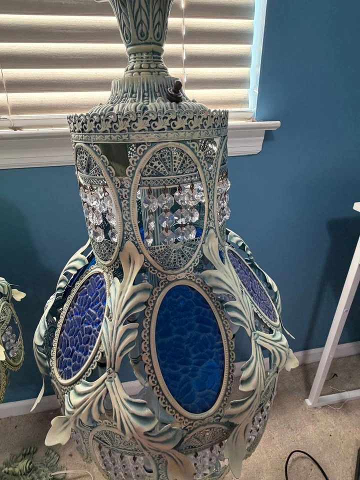 Pair of vintage Hollywood Regency style ornate metal lamps - photo 5