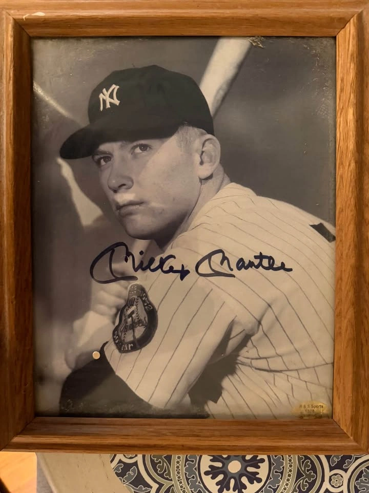 Authentic Mickey Mantle Signed 8x10 Photo - NY Yankees (Framed w - photo 2