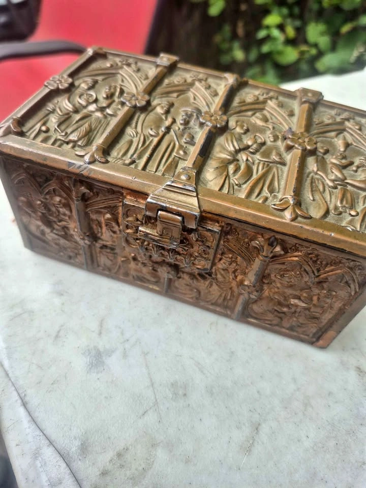 Vintage Gothic Revival Box AFC (1890-1920)