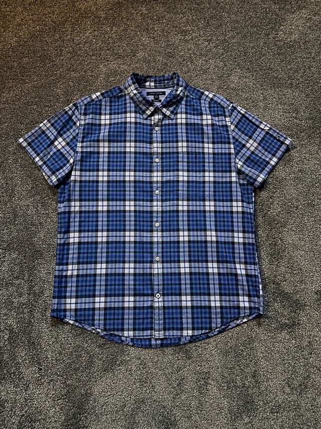 Tommy Hilfiger button up shirt size XL fits like a L