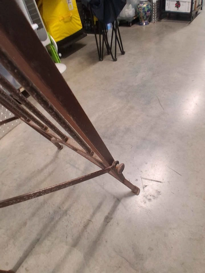 Vintage Gothic Iron Display Easel 🏈 - photo 4