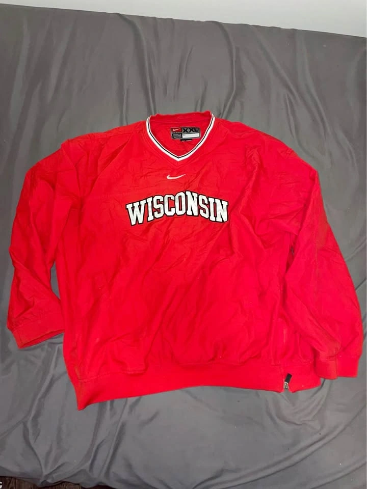 Nike Team University of Wisconsin Badgers pullover windshirt. XX
