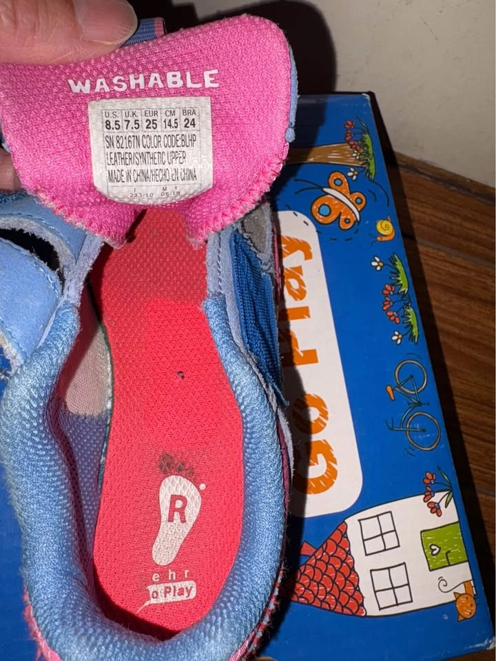 Sketchers Toddler Size 8.5. Hello Kitty Theme - photo 4