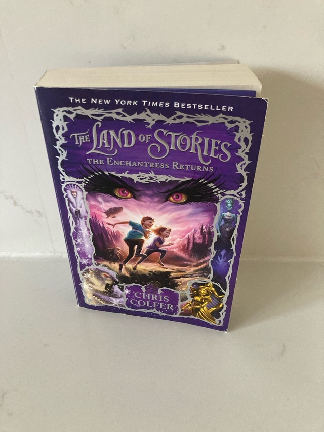 🏈 The Land of Stories: The Enchantress Returns by Chris Colfer