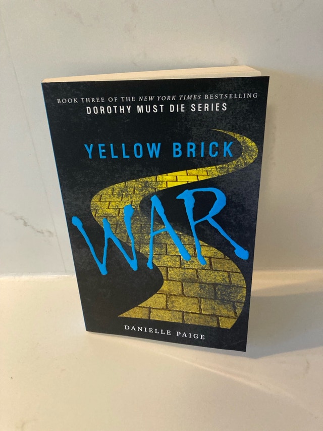 🏈Yellow Brick War by Danielle Paige
