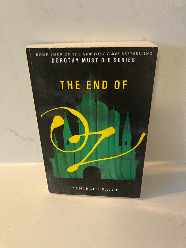 🏈The End of Oz by Danielle Paige