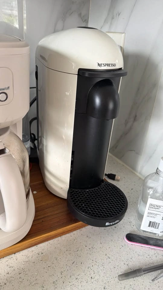 White Nespresso Vertuo Machine - photo 2