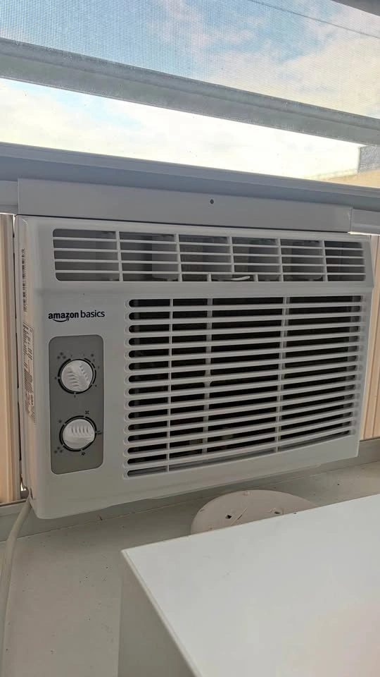 Amazon Basics Air conditioner in great shape 5000BTU