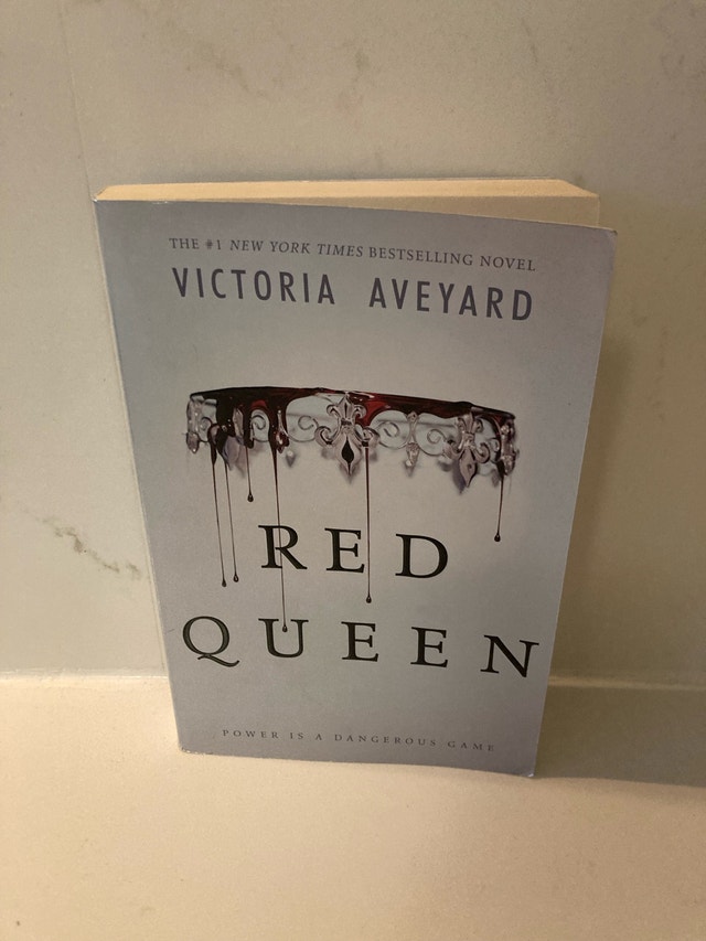 🏈Red Queen by Victoria Aveyard