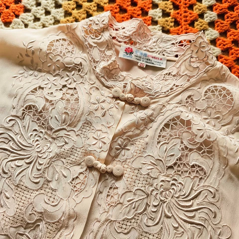 60s/ 70s 100% Silk Peony Vintage Hand Embroidered Blouse - photo 2