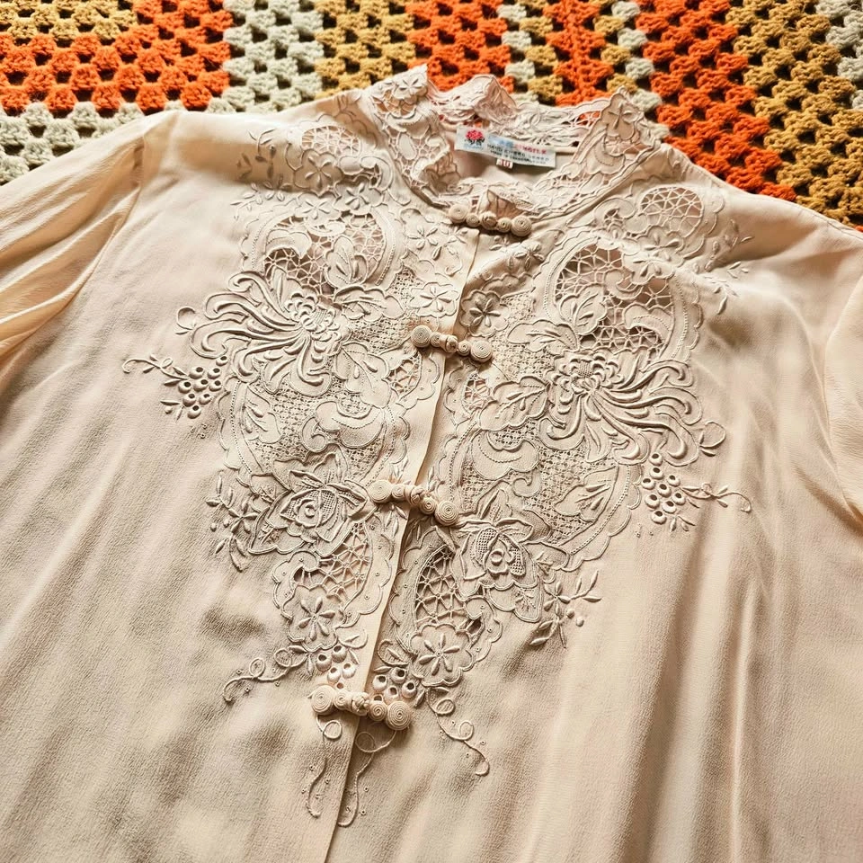 60s/ 70s 100% Silk Peony Vintage Hand Embroidered Blouse - photo 4