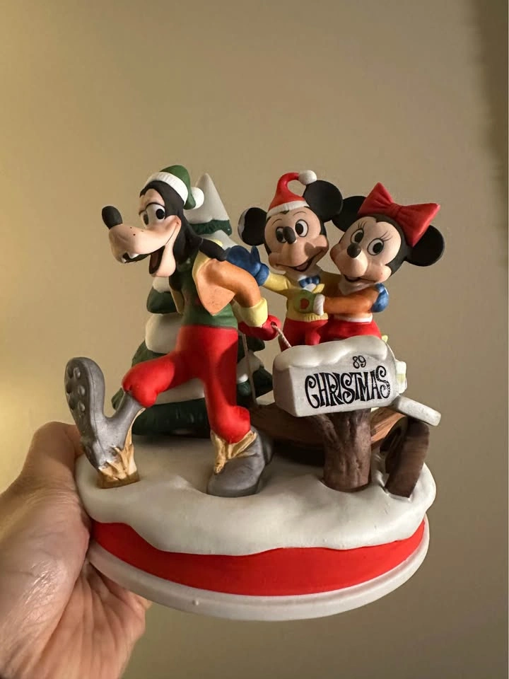 Disney Frames and Memorabilia - photo 3