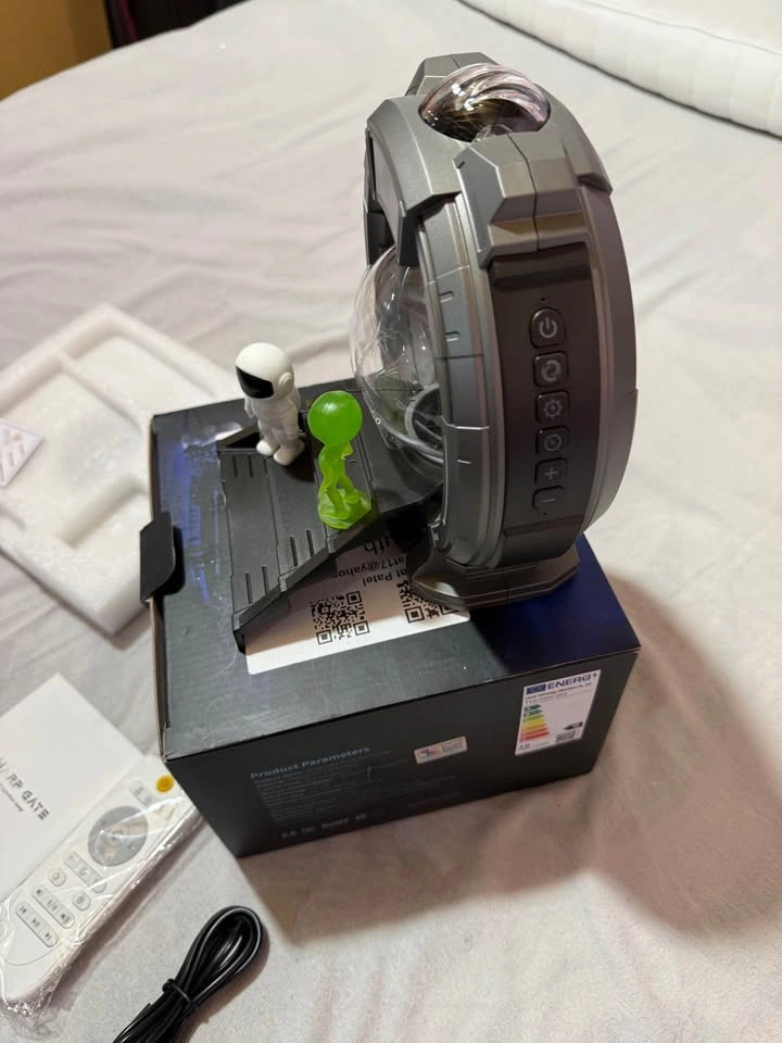8-in-1 Space Northern Lights Projector - Astronaut/Alien - photo 3