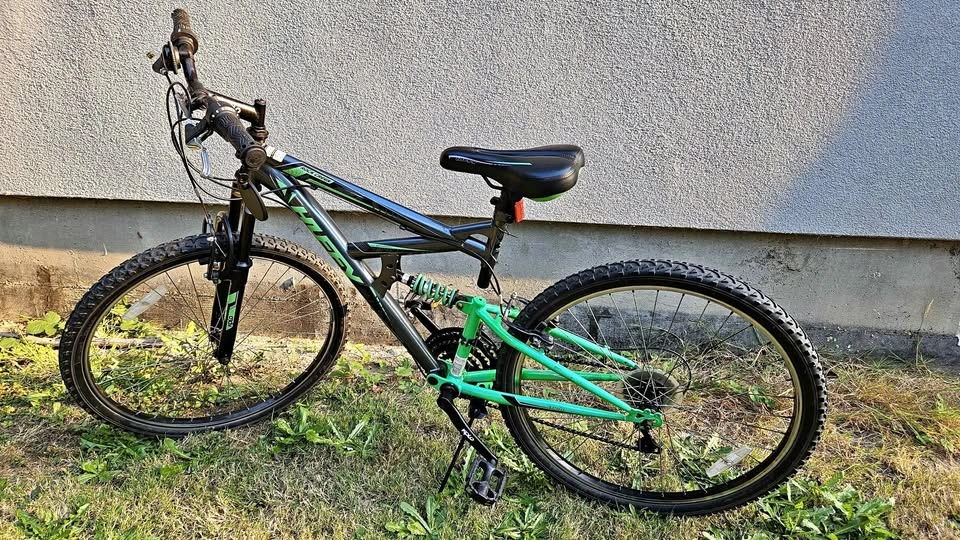 Huffy Rock Creek Mountain Bike with lock & chain, helmet, rear m