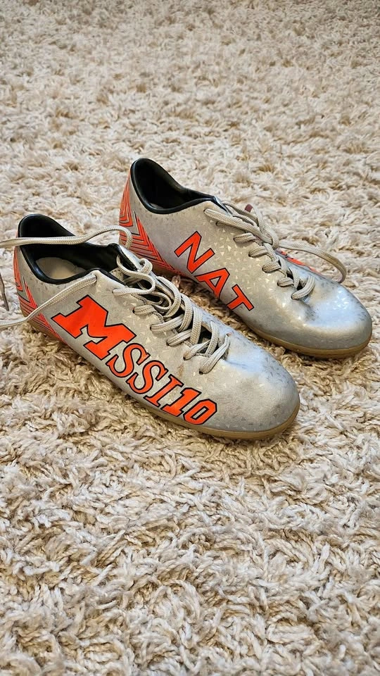 Indoor soccer shoes