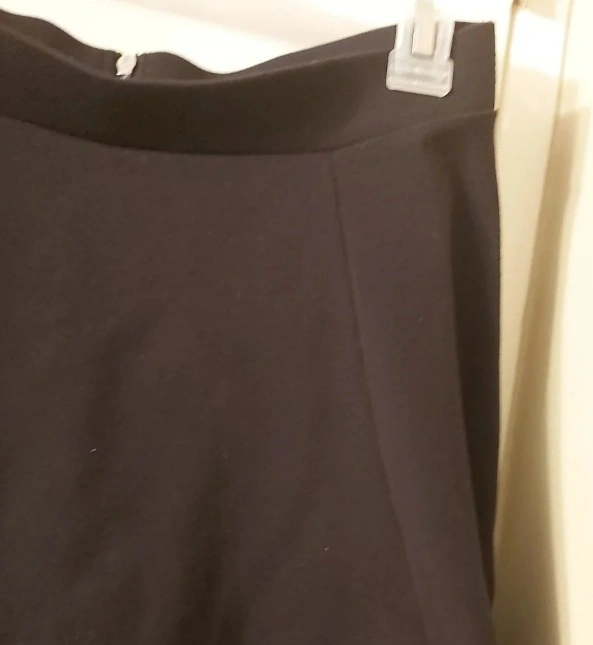 Black skirt with back zipper - photo 2