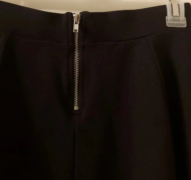 Black skirt with back zipper - photo 3