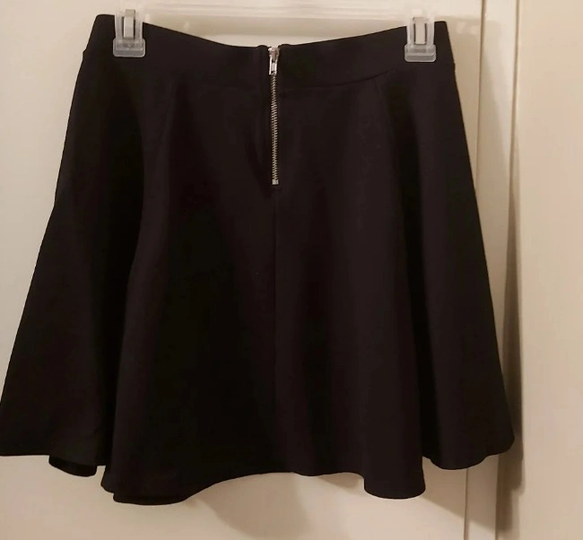Black skirt with back zipper - photo 4