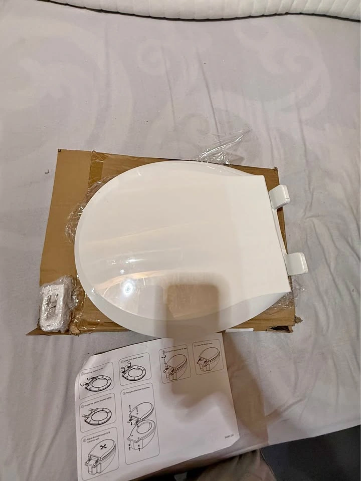 White toilet seat with slow close standard Size 14.3-16.5 inch
