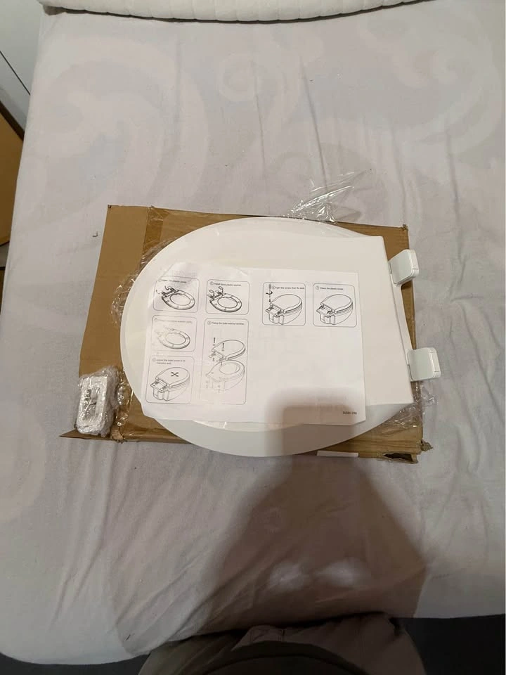 White toilet seat with slow close standard Size 14.3-16.5 inch - photo 3