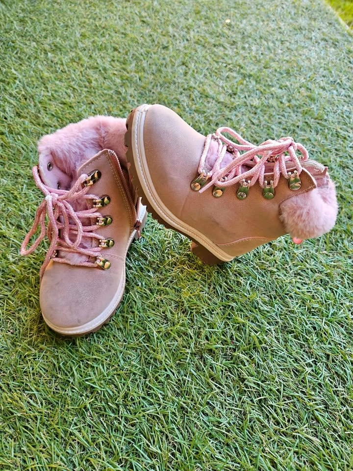 Pink toddler boots🏈