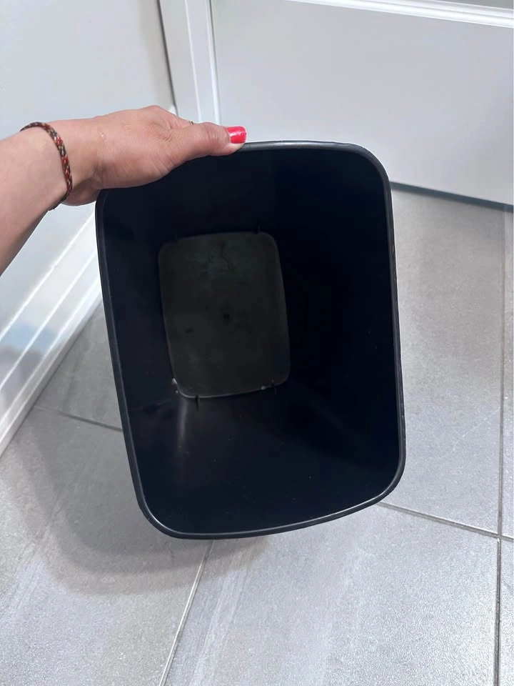 Black Plastic Wastebasket - photo 2