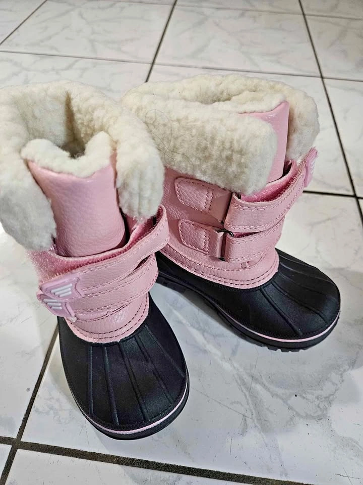 Pink winter shoes baby girl🏈