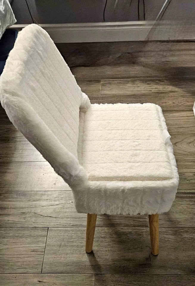 Children's plush vanity chair