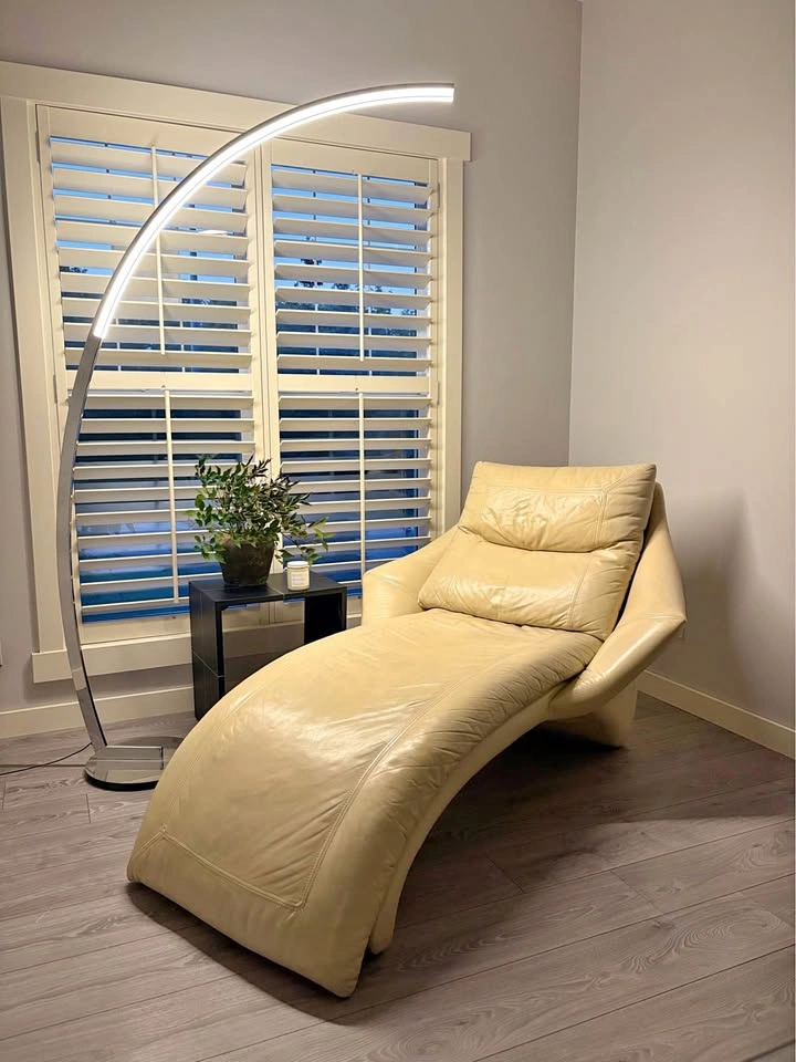 VINTAGE ROGER ROUGIER GENUINE LEATHER CREAM CHAISE LOUNGE CHAIR