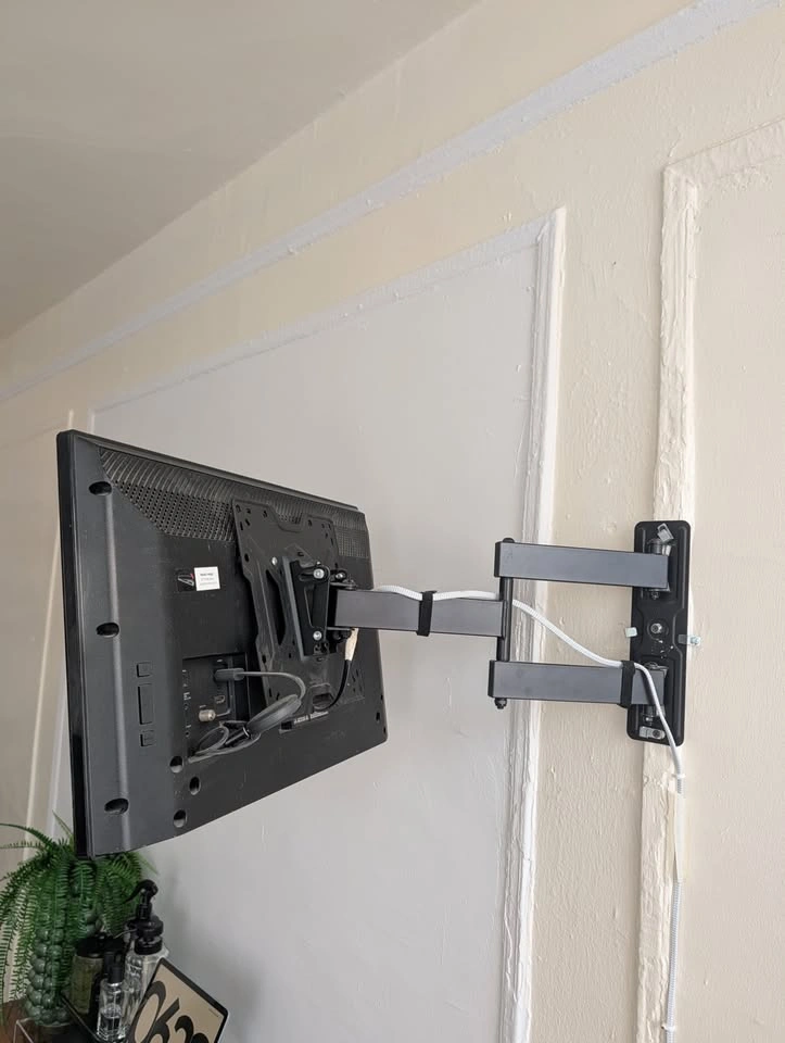 Vizio 24" Smart TV + Metal Wall Mount - photo 3