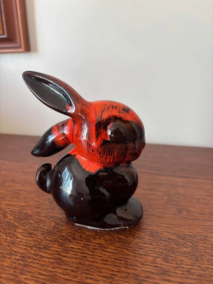 Vintage 1976 Evangeline Canada Art Pottery Rabbit Figurine - photo 2