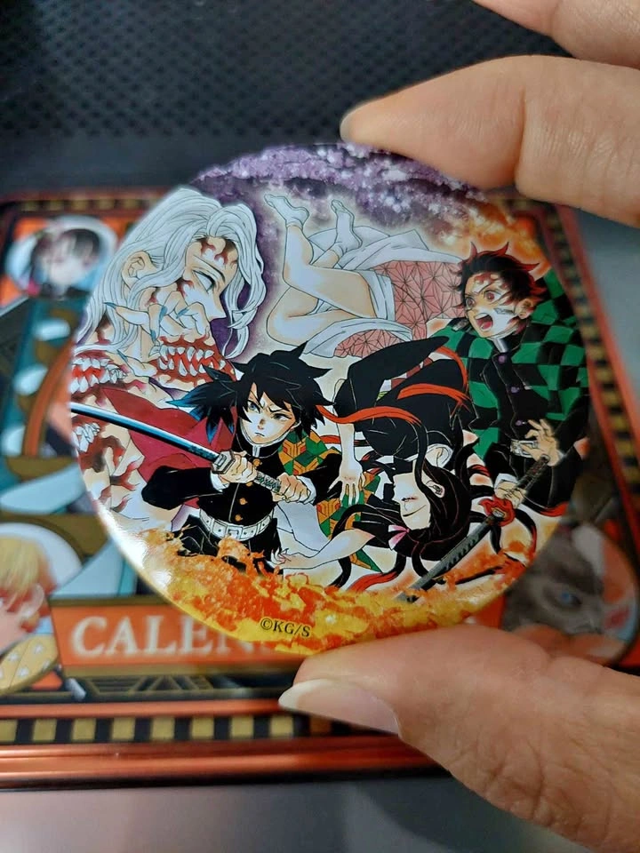 🏈 Demon Slayer: Kimetsu no Yaiba - Manga Group Pin Badge