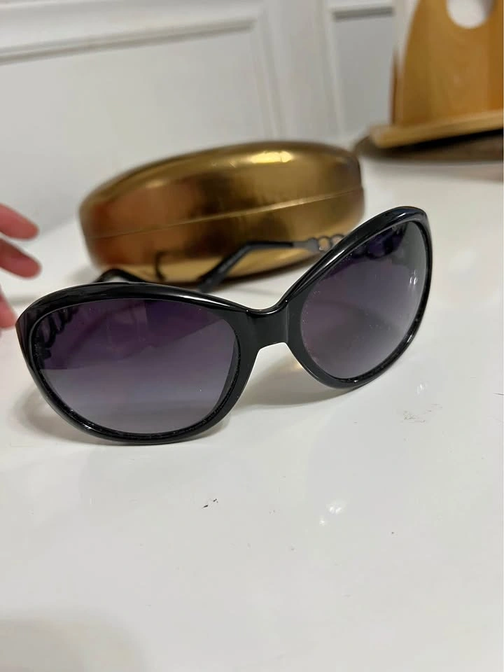 🏈 Guess Sunglasses