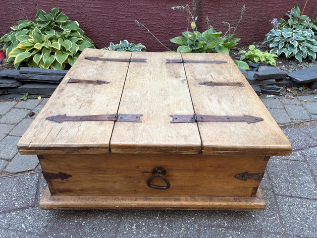 Rare rustic 35” Square split top wood coffee table / storage - photo 2