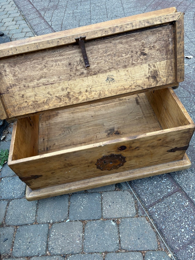 Rare rustic 35” Square split top wood coffee table / storage - photo 4
