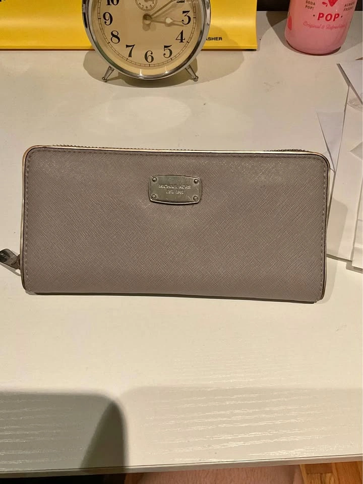 Michael kors wallet 🏈