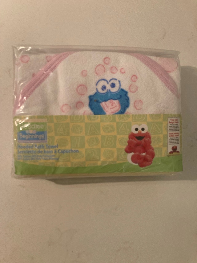 🏈 Sesame Beginnings Hooded Bath Towel