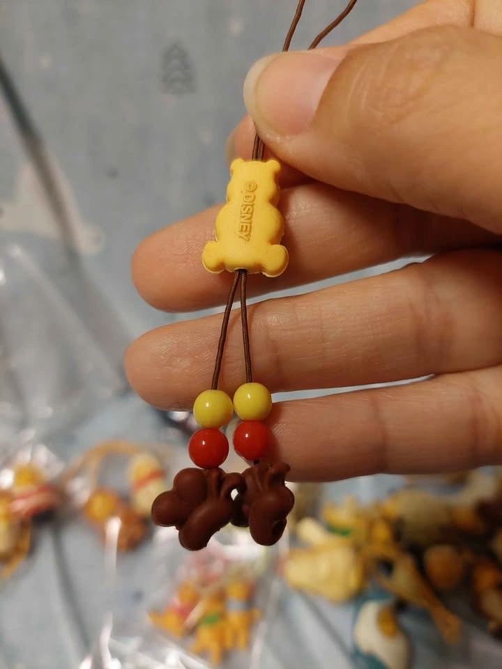 🏈 Vintage Winnie the Pooh Dangly Phone Charm - photo 3