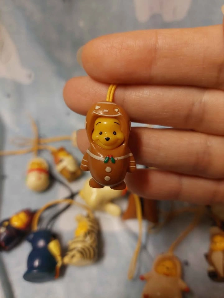 🏈 Vintage JP Exclusive Peek-a-Pooh - Gingerbread Cookie Charm!