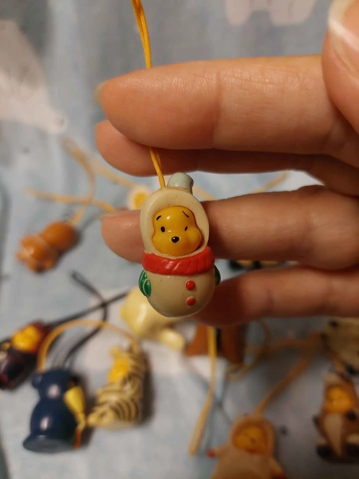 🏈 Vintage Japan Exclusive Peek-a-Pooh - Snowman Charm!