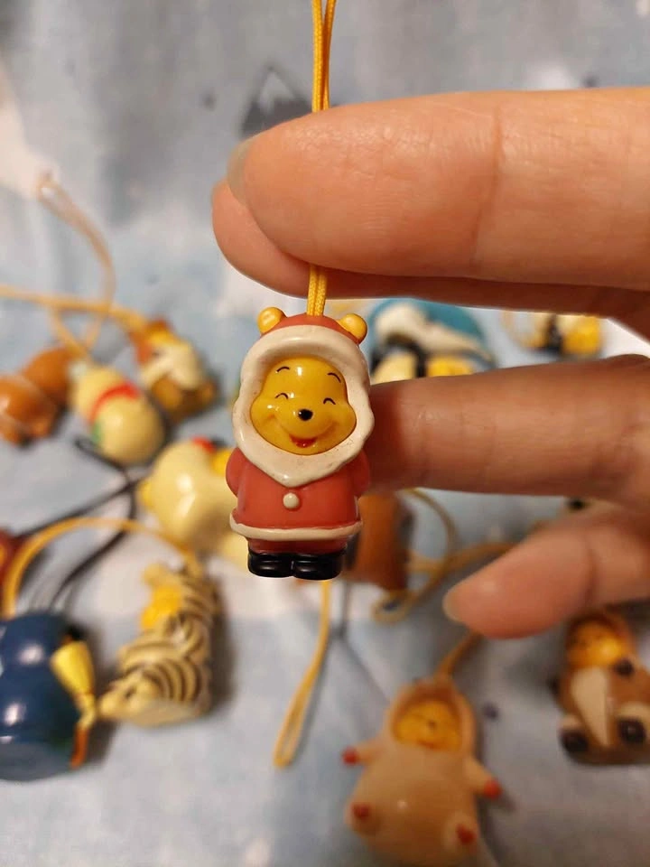 🏈 Vintage Japanese Exclusive Peek-a-Pooh - Santa Charm!